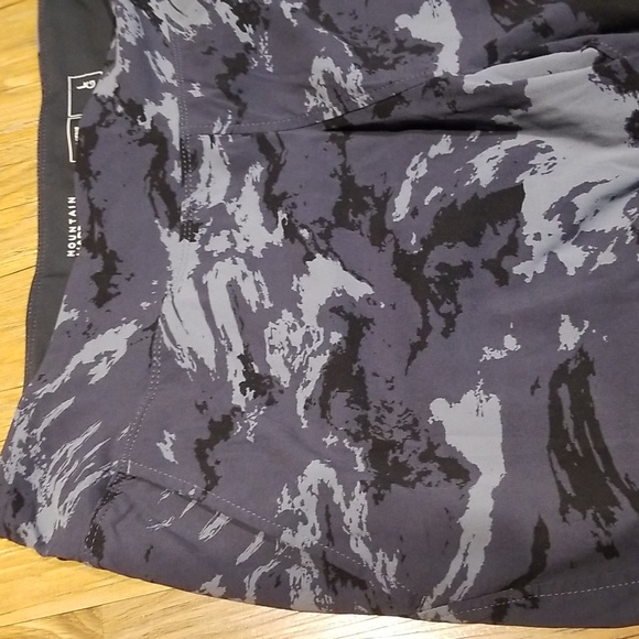 Women's Mountain HardWear grey black camo side zip pockets covered back szL - Picture 2 of 6